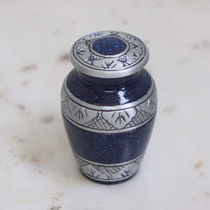 Elegante Urna Conmemorativa de Metal Estilo Granito en Tonos Tierra con Grabado Plateado Detallado para Cenizas - Product Image 6