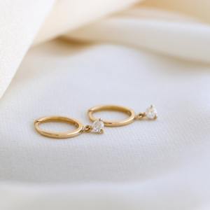 Pendientes de Aro con Diamante Cultivado en Laboratorio de Corte Redondo de 0.20ct en Oro Amarillo Sólido de 14K, Estilo Minimalista, Regalo para Fiesta - Product Image 2