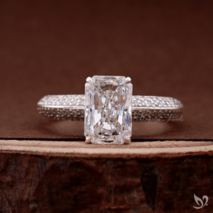 Anillo de compromiso con diamante cultivado en laboratorio de corte radiante de 2 quilates certificado por IGI en oro blanco de 10 quilates con banda micro pavé. - Product Image 1