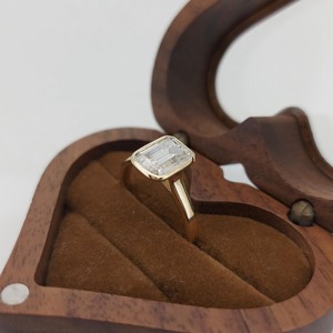 Bague de fiançailles en diamant de laboratoire taille émeraude, sertie clos, or jaune massif 14 carats, solitaire 2 carats, luxe, certifiée IGI - Product Image 4