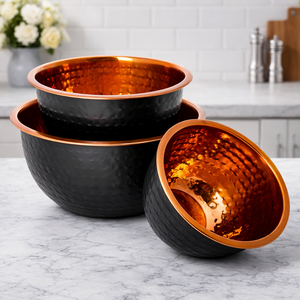 Bol en cuivre martelé artisanal classique avec extérieur noir thermolaqué, bol décoratif et de service pour les fêtes, origine Inde - Product Image 1