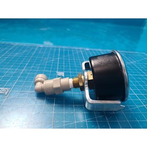 Manomètre analogique WIKA 0-100 PSI, utilisé comme pièce détachée pour équipement semi-conducteur d'occasion. - Product Image 2