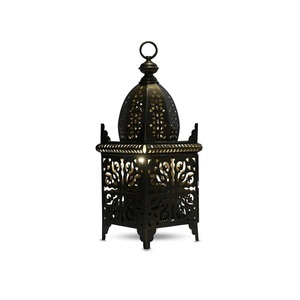 Lanterne en métal marocaine à motifs floraux découpés avec finition noire antique, porte-bougie décoratif pour la décoration de table à la maison pendant le Ramadan - Product Image 5