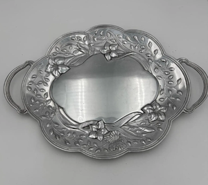Plateau de service créatif en métal argenté avec poignées et motif floral, idéal pour une utilisation quotidienne, pour servir à table et pour la décoration de la maison - Product Image 1