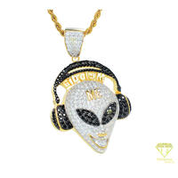 Collier pendentif visage d'alien serti de pierres de moissanite noires et blanches