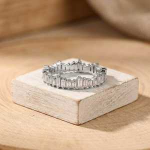 Bague classique en or massif 10K 14K 18K avec diamant de laboratoire taille baguette escalonnée 1,10 carat, couleur E, clarté VVS, sertie à griffes, bijoux fins - Product Image 2