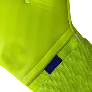 La paume texturée et les doigts flexibles offrent un contrôle stable lors des plongées avec les gants de gardien de but pour une utilisation quotidienne en match. - Product Image 4