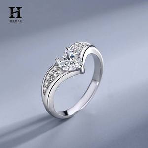 ชุดเครื่องประดับเพชรรูปหัวใจทองคำ 14K - แหวนเพชรแบบซ้อนรูปตัววี - Product Image 6