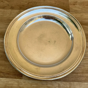 Assiette de présentation ronde classique en acier inoxydable poli, écologique, avec bordure perlée, tailles personnalisables, pour service de mariage et de réception - Product Image 1