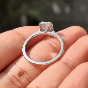 Elegante Anillo de Compromiso con Halo de Esmeraldas y Diamante Peekaboo, Oro de 10K, 14K, 18K, Joyería Nupcial de Laboratorio, Proveedor Mayorista en Línea - Product Image 5