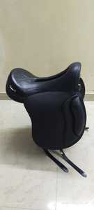 Silla de Montar Bluhorse Premium Endurance |   Silla de Montar Inglesa de Cuero Sintético y Genuino, Duradera y de Alta Calidad - Product Image 4
