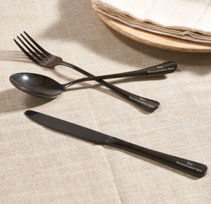 Ensemble de couverts noir mat au design minimaliste, vaisselle personnalisée pour mariage, compatible lave-vaisselle, couverts en métal - Product Image 1