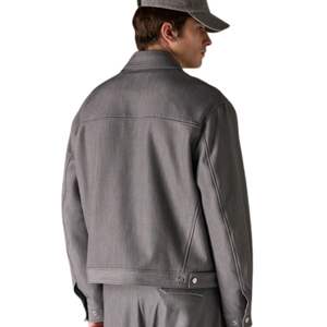 Chaqueta Entallada con Bolsillo de Parche para Hombre en Gris con Diseño Moderno y Tela de Alta Calidad, Detalles Elegantes con Botones - Product Image 6