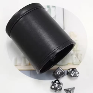 Gobelet à dés rond en cuir PU avec dés blancs, design minimaliste durable pour le rangement des dés, usage adulte - Product Image 4