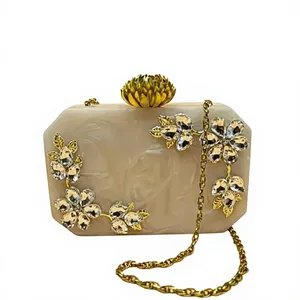 Pochette octogonale de luxe en résine marbrée blanc nacré, étanche, pour mariage et soirée, avec bouton lotus doré et motif floral en cristal - Product Image 1