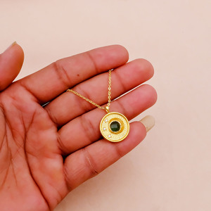 สร้อยคอจี้รูปเหรียญพลอยทรงเหลี่ยมสีเขียวสตรอว์เบอร์รี El Joyero พร้อมสายสร้อยแบบร้อย  ชุบทอง 18K  ทำจากทองเหลือง  เครื่องประดับแฟชั่น - Product Image 4