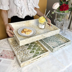 Plateau en nacre avec bord en rotin, design élégant, adapté à la cuisine et au salon, plateau de service en rotin et nacre - Product Image 3