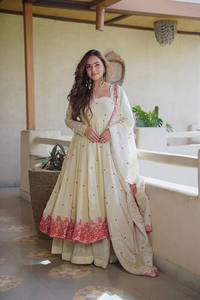 Ensemble Anarkali en soie crème, brodé de fleurs, longueur ras du sol, tenue indienne et pakistanaise avec dupatta, idéal pour mariages et festivals - Product Image 2