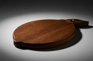 Planche à découper en bois de manguier teinté noyer, en forme de citron, avec poignée en forme de feuille et anneau en laiton - Product Image 3