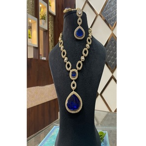 Conjunto de Collar y Pendientes Kundan con Diseño de Piedras y Baño de Oro de Latón de Alta Calidad, Ideal para Regalo de Boda o Fiesta Tradicional para Mujeres - Product Image 2