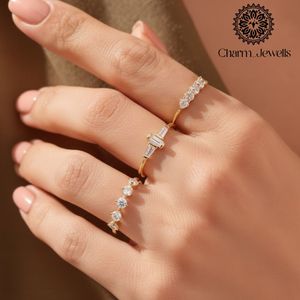 Anillo de compromiso clásico para mujer Charm_Jewells de oro de 18K con moissanita, corte baguette y engaste de canal, tipo banda de eternidad - Product Image 4