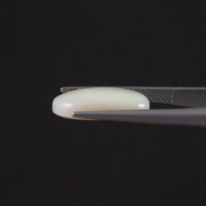 โอปอลธรรมชาติสีขาวรับรองโดย IGI น้ำหนัก 6.13 กะรัต รูปทรงคุชชั่น ขนาด 17.5x11 มม. ตัดด้วยมือ ขัดเงา ผ่านการเคลือบแว็กซ์/น้ำมัน - Product Image 2