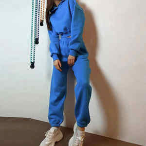 Conjunto Deportivo Personalizado con Logotipo para Mujer, Sudadera con Capucha Corta y Pantalones Deportivos de Pierna Recta en Tejido de Felpa - Product Image 1