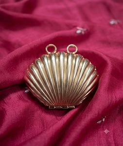 Bolso de mano moderno de latón al por mayor con cierre de solapa grande y decoración de cadena, atractivo y llamativo, de f s i - Product Image 3