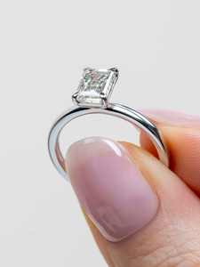 Anillo de Compromiso Solitario Minimalista de Oro de 18K/14K/10K con Diamante Cultivado en Laboratorio con Corte Esmeralda de Lujo VVS Diam de 3.00 Ct, Certificado por IGI, Personalizado - Product Image 4