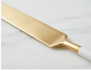 Juego de 2 espátulas y cuchillos dorados para servir pasteles con mangos blancos para hornear y decorar - Product Image 3