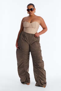 Pantalones de paracaídas para hombre personalizados con costuras fruncidas, color moca, de pierna ancha, ligeros, cortavientos, de tela, estilo urbano, OEM - Product Image 4
