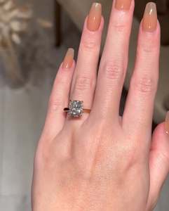 Bague de fiançailles pour femme avec diamant de laboratoire taille coussin allongé de 4,00 carats |   Bague de mariage solitaire halo caché en or pour anniversaire - Product Image 3