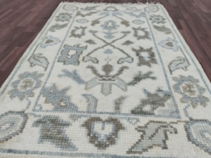 Alfombra Tejida a Mano Estilo Turco, Alfombra Rectangular Geométrica en Tonos Crema, Azul y Verde con Flecos para Sala de Estar - Product Image 4
