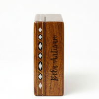 Boîte artisanale carrée en bois de manguier avec incrustations géométriques en laiton et coquillages, décorative, pour rangement et souvenirs, 1 kg, pour salon