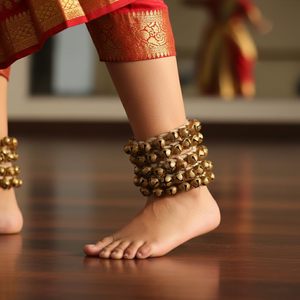 Ghungroo de latón hecho a mano para danza Kathak india con cuerda de algodón azul, par de campanas de tamaño estándar, accesorios para danza clásica - Product Image 4