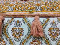 Housse de coussin lombaire artisanale à imprimé floral avec pompons et bordure tressée