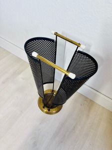 Paragüero de doble cara en metal negro con dos compartimentos, ideal para hoteles, oficinas, cafeterías y entradas de alto tráfico. - Product Image 3