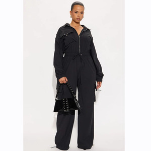 Survêtement noir ample pour femme avec col zippé et poches latérales, style streetwear décontracté - Product Image 4