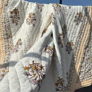 Cubrecama Acolchado de Algodón Estilo Bohemio, Estampado Floral Blanco, Hecho a Mano, para Todas las Temporadas - Product Image 3