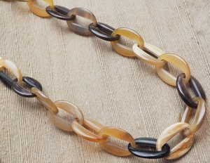 Collier élégant en corne naturelle fait main pour femme – Bijou de style fête de 40 cm, Fourniture en gros pour boutiques - Product Image 2