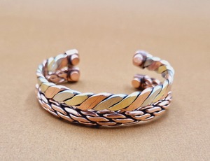 Anillo Artesanal Bicolor Tipo Rompecabezas – Elegante Banda Entrelazada de Plata y Cobre, Joyería de Metal Mixto Hecha a Mano - Product Image 5