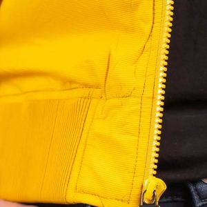 Chaqueta Varsity con Capucha para Hombre, Estilo Bomber, Tela Suave, Diseño Personalizado, Cierre de Media Cremallera, Grosor Estándar, Frente Universitario - Product Image 6