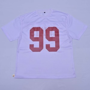 เสื้อยืดลำลองผู้ชายสีขาวคุณภาพพรีเมียม ผ้าตาข่าย แขนสั้น คอกลม พิมพ์ลายสีแดงด้านหน้า ระบายอากาศได้ดี สปอร์ต ทรงปกติ ผ้าถัก ซักแล้ว - Product Image 6