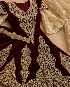 Gandoura algérienne longue en velours brodé or bordeaux Mishkat Couture avec manches cloche en dentelle, ceinture dorée et voile assorti pour femme - Product Image 6