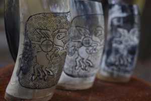 Ensemble de 3 mugs à bière élégants en corne de buffle vintage avec gravure et poignée, pour le camping, par UO INDIA - Product Image 2