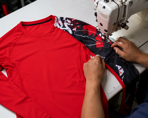 T-shirt de compression haute qualité pour homme, séchage rapide, sportif, logo personnalisable, sublimation, imprimé rouge contrastant, col rond, protection anti-UV, vêtement de sport - Product Image 5