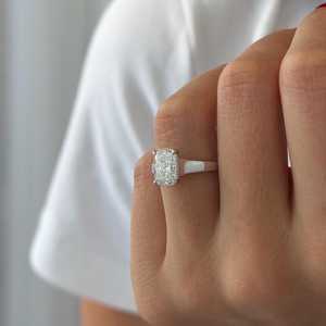 Bague de fiançailles vintage en or blanc avec diamant de laboratoire allongé de 2 carats, taille coussin, sertie de milgrains, certifiée IGI - Product Image 3