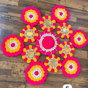 Ensemble de rangoli décoratif vibrant fait main avec pompons et gota patti, orné de miroirs et de perles, pour la décoration festive de la maison - Product Image 1