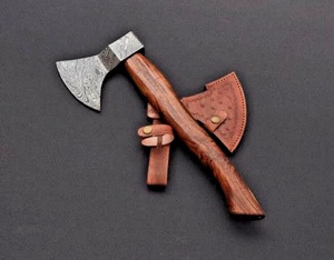 Hache de camping artisanale en acier Damas d'A&M ENTERPRISES avec manche en bois naturel et étui en cuir assorti, haches rustiques pour l'extérieur - Product Image 1
