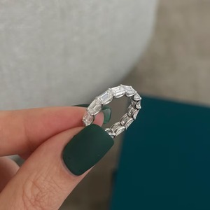 Anillo de Eternidad en Forma de U con Diamante Cultivado en Laboratorio con Corte Esmeralda, Diseño Único, en Oro Blanco de 14k/18K, Certificado IGI, Anillo de Compromiso y Boda - Product Image 1